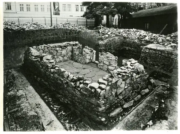 The ruin under Schøtstuene is from about 1280 and was excavated in the 1930s. The assembly rooms and museum were put on top of the ruin. Et bilde av Schøtstueruinen som er fra ca 1280. Den ble gravd ut på 1930-tallet og befinner seg nå under Schøtstuene.