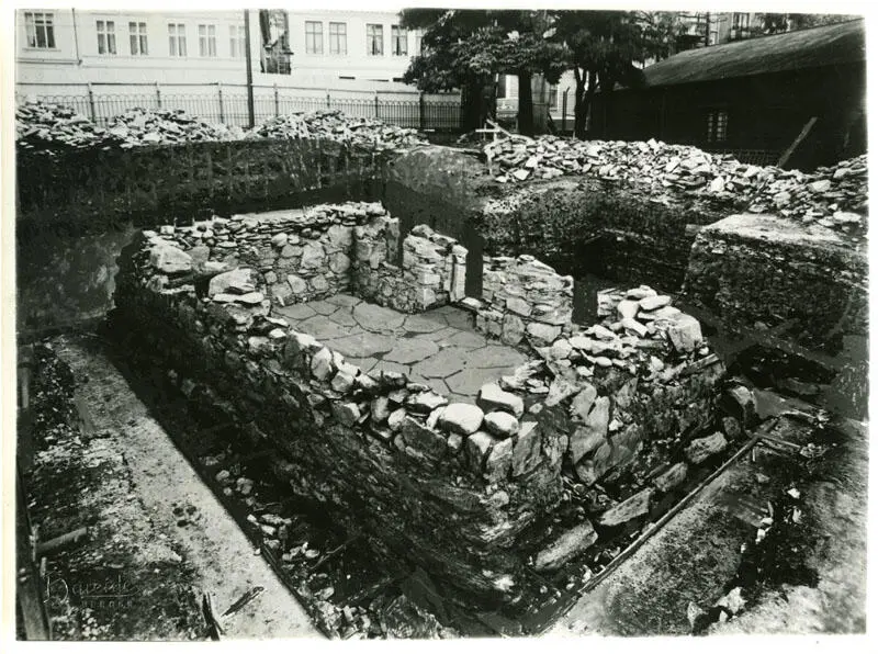 The ruin under Schøtstuene is from about 1280 and was excavated in the 1930s. The assembly rooms and museum were put on top of the ruin. Et bilde av Schøtstueruinen som er fra ca 1280. Den ble gravd ut på 1930-tallet og befinner seg nå under Schøtstuene.