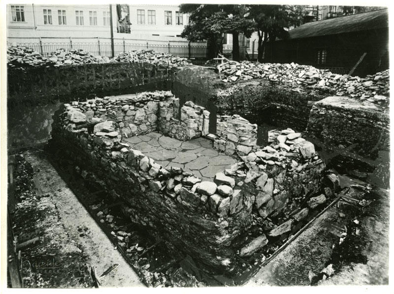 The ruin under Schøtstuene is from about 1280 and was excavated in the 1930s. The assembly rooms and museum were put on top of the ruin. Et bilde av Schøtstueruinen som er fra ca 1280. Den ble gravd ut på 1930-tallet og befinner seg nå under Schøtstuene.