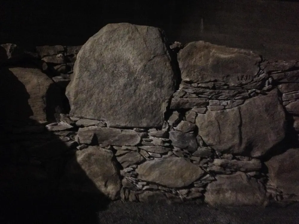 The picture shows details from the ruin under Schøtstuene. Bildet viser detalj fra ruinen under Schøtstuene.