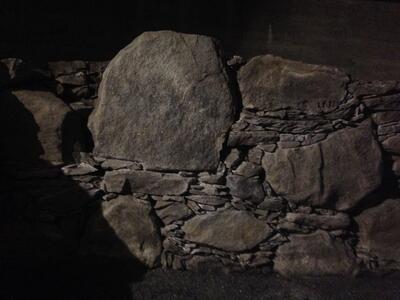 The picture shows details from the ruin under Schøtstuene. Bildet viser detalj fra ruinen under Schøtstuene.