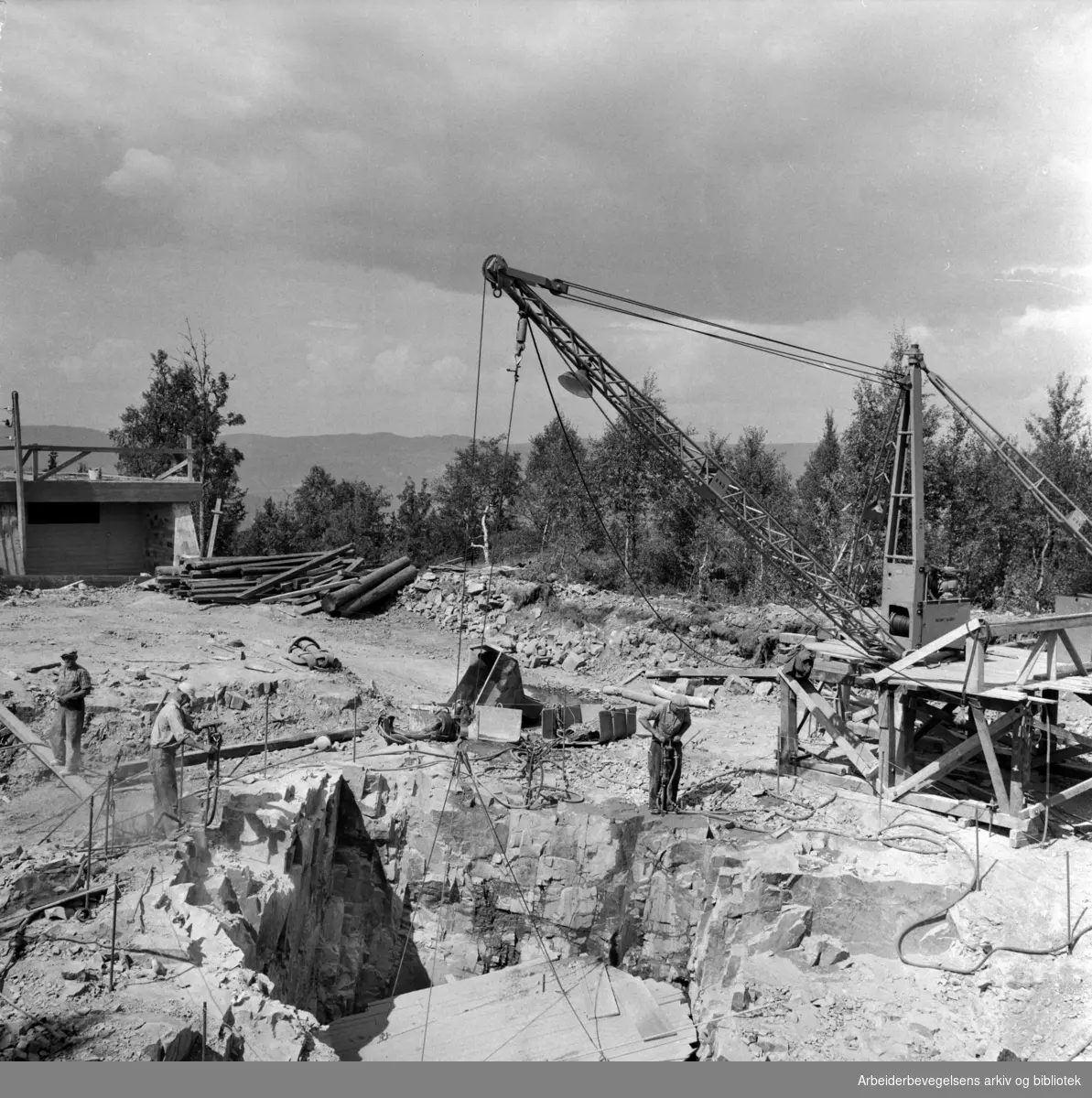 Anleggsarbeid på området hvor det nye Tryvannstårnet skal stå. August 1959
