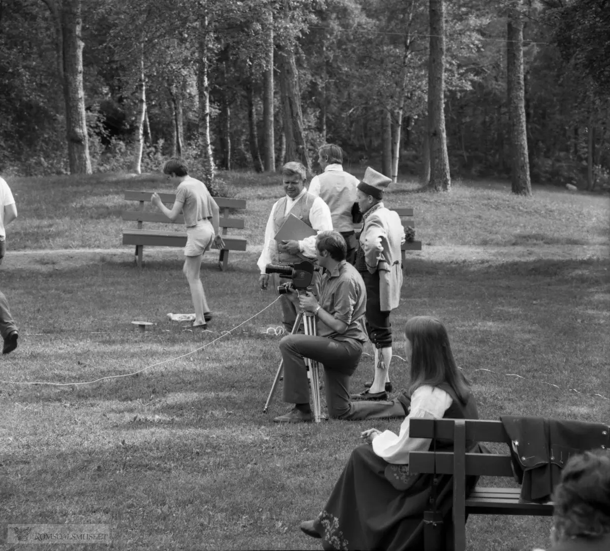 Innspilling av filmen "Romsdalsspringaren" på Eidetunet på Romsdalsmuseet i 1974. Filmen var laget av Egil Bakka. Danserne var fra Bondeungdomslaget i Molde. Spelemennene og spelekvinnen var også fra Bondeungdomslaget og Romsdal Spelemannslag.