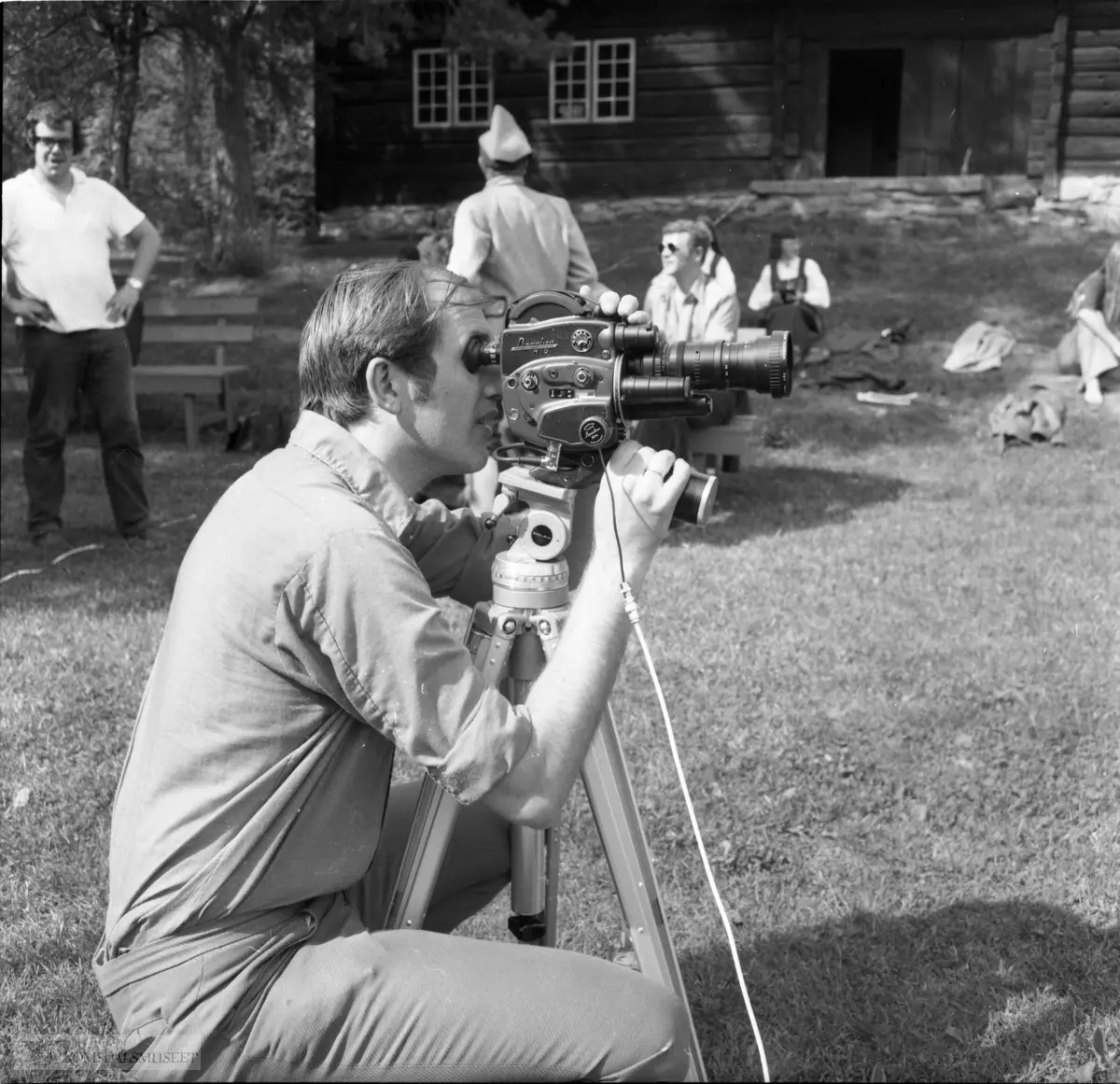 Innspilling av filmen "Romsdalsspringaren" på Eidetunet på Romsdalsmuseet i 1974. Filmen var laget av Egil Bakka. Danserne var fra Bondeungdomslaget i Molde. Spelemennene og spelekvinnen var også fra Bondeungdomslaget og Romsdal Spelemannslag.