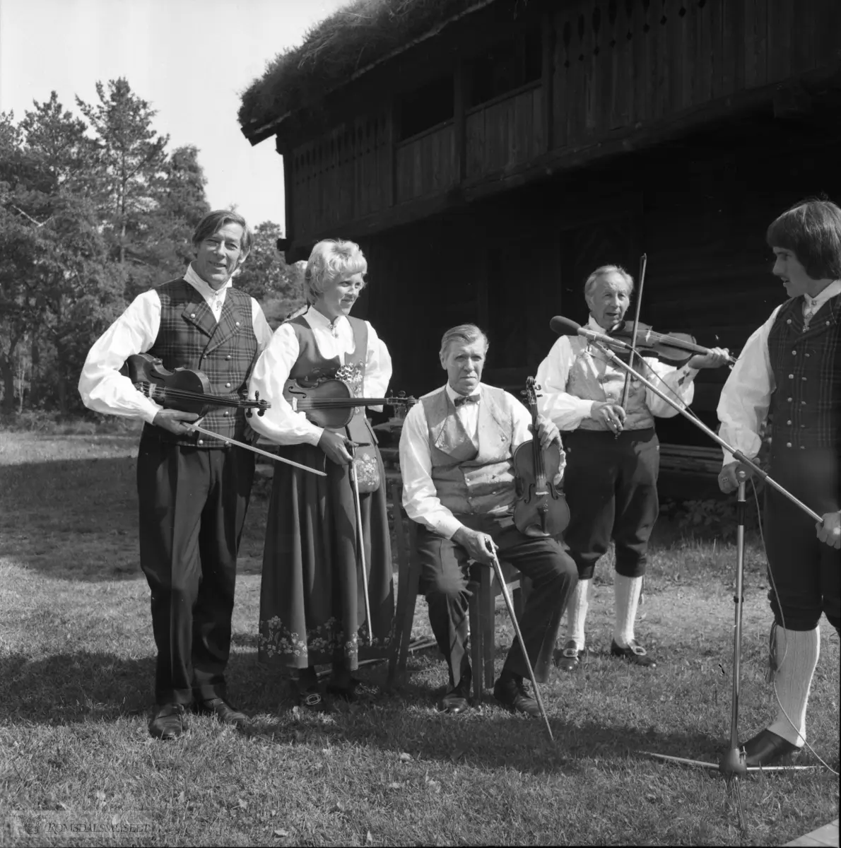 Innspilling av filmen "Romsdalsspringaren" på Eidetunet på Romsdalsmuseet i 1974. Filmen var laget av Egil Bakka. Danserne var fra Bondeungdomslaget i Molde. Spelemennene og spelekvinnen var også fra Bondeungdomslaget og Romsdal Spelemannslag.