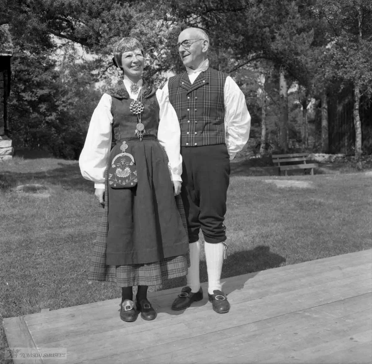 Innspilling av filmen "Romsdalsspringaren" på Eidetunet på Romsdalsmuseet i 1974. Filmen var laget av Egil Bakka. Danserne var fra Bondeungdomslaget i Molde. Spelemennene og spelekvinnen var også fra Bondeungdomslaget og Romsdal Spelemannslag.