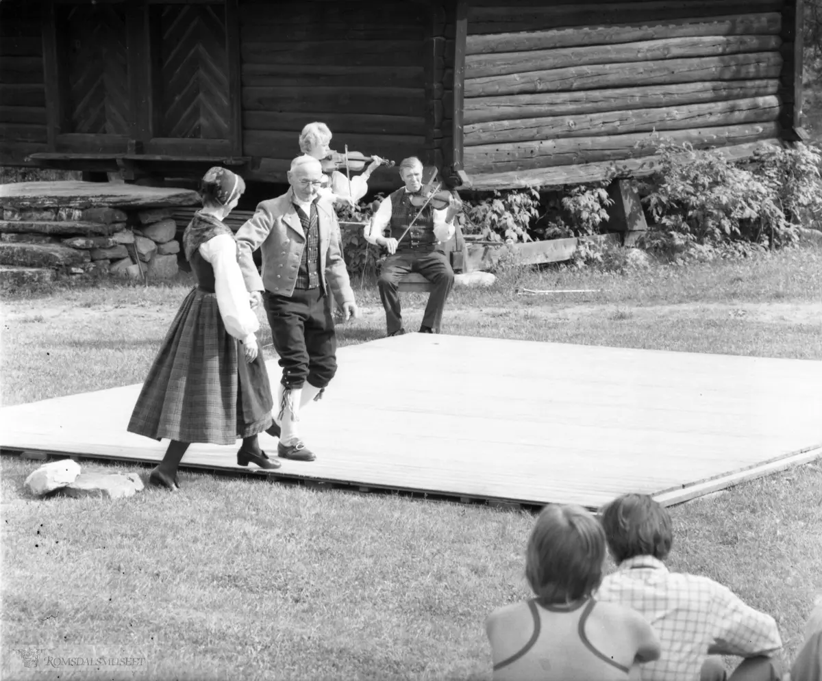 Innspilling av filmen "Romsdalsspringaren" på Eidetunet på Romsdalsmuseet i 1974. Filmen var laget av Egil Bakka. Danserne var fra Bondeungdomslaget i Molde. Spelemennene og spelekvinnen var også fra Bondeungdomslaget og Romsdal Spelemannslag.