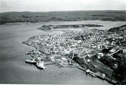 Flyfoto av Kirkenes med Jakobsnes og Ytre Lid i bakgrunnen. 