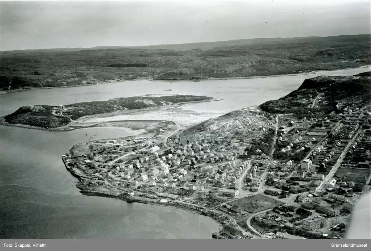 Flyfoto over Kirkenes sentrum og Prestøya med utsikt mot Svartaksla.