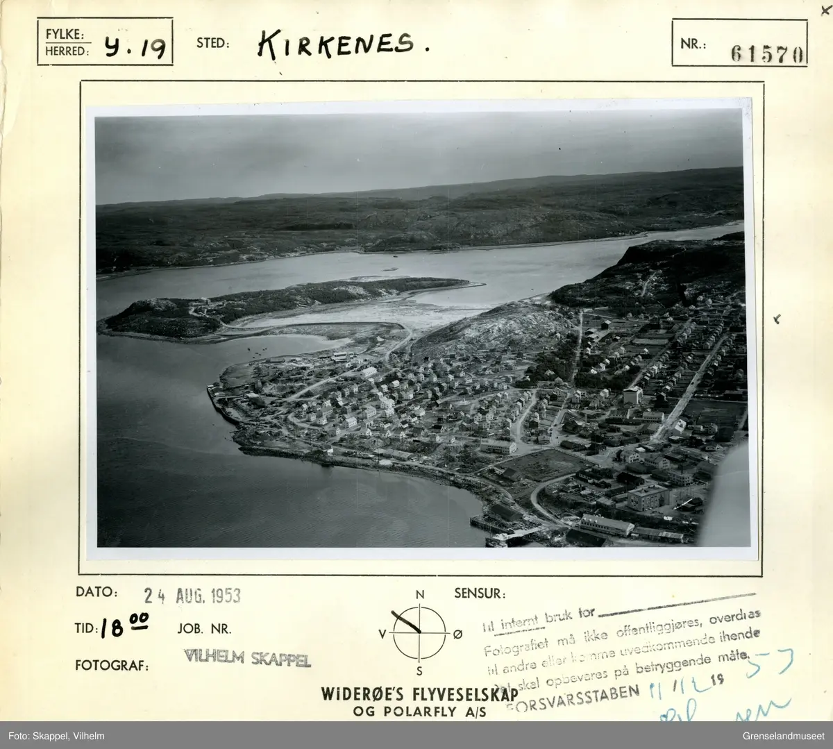 Flyfoto over Kirkenes sentrum og Prestøya med utsikt mot Svartaksla.