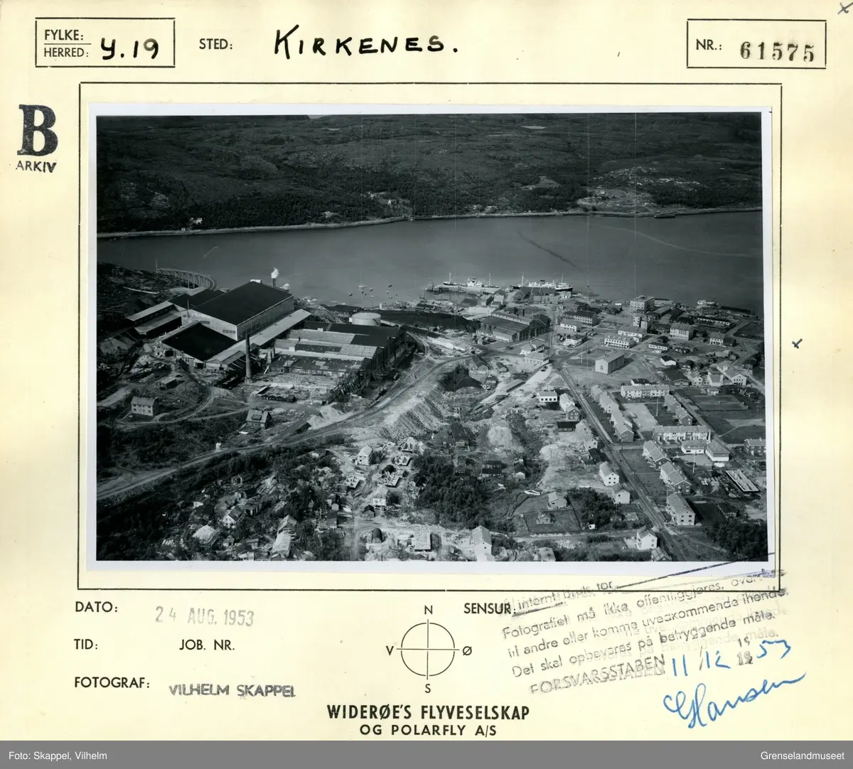 Flyfoto over deler av AS Sydvaranger sitt anlegg i Kirkenes og Dampsentralen med industrihavna.