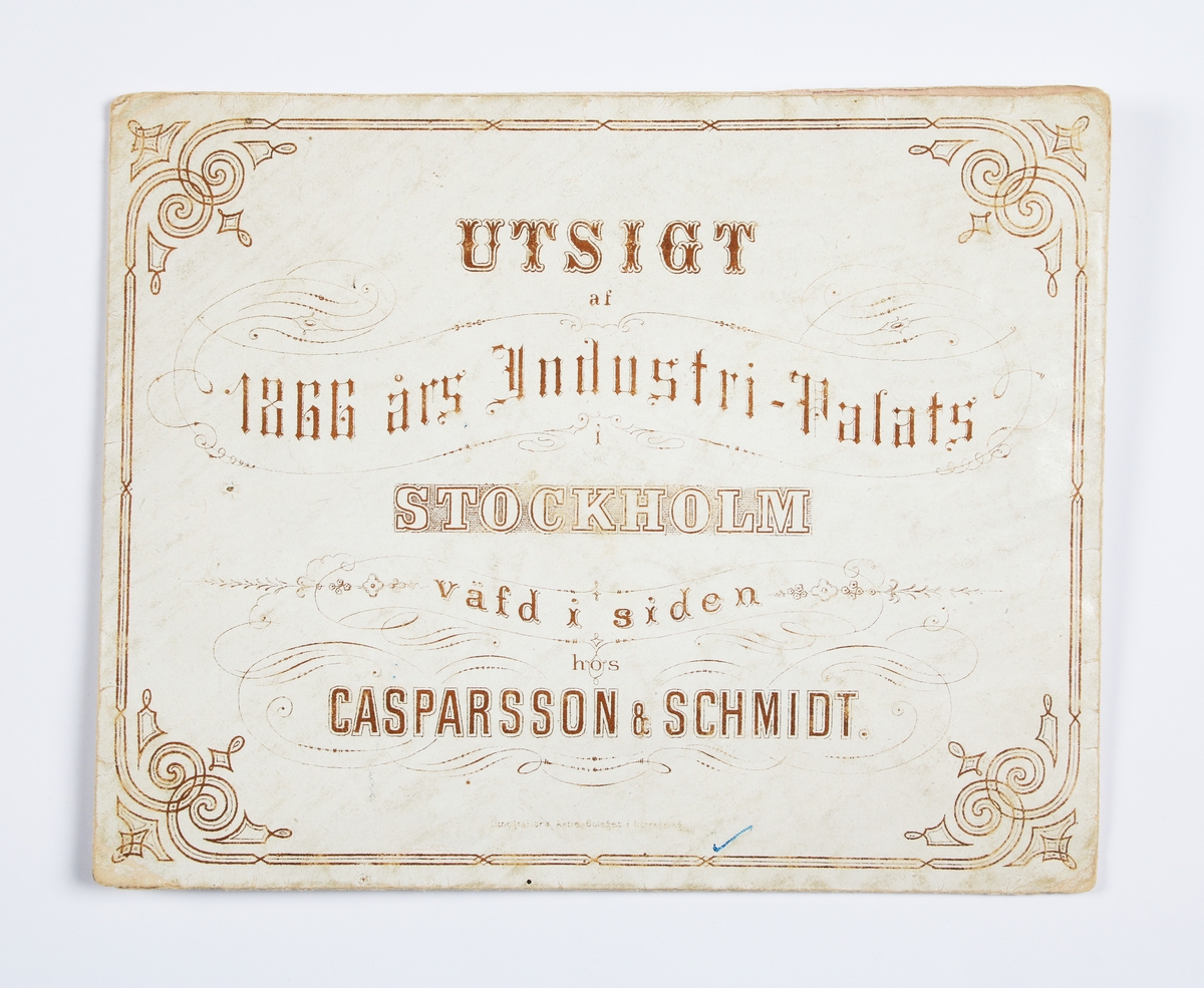 Bildväv i siden. Gråskala. Tillverkat år 1866, av Casparsson & Schmidt Sidenväfveri i Stockholm. Sidenväven, med motiv av utställningsområdet 1866, med huvudbyggnaden "Industri-Palatset i Stockholm". Signerad nedtill till höger "CASPARSSON & SCHMIDT". Förvaras, i vitt originalkuvert med guldtext: UTSIGT af STOCKHOLM väfd i siden hos CASPARSSON & SCHMIDT. 

Sidenväven, tillverkades på utställningsplatsen 1866, som minnes- och reklamobjekt.

Äldre historik:
Stockholmsutställningen 1866, var Sveriges första internationella konst- och industriutställning, efter europeiskt mönster. Cirka 3 800 utställare från Sverige, Danmark, Finland och Norge deltog. Utställningen hölls, i den tillfälliga industrihallen, på nuvarande Kungsträdgården och i det nyöppnade Nationalmuseum på Blasieholmen i Stockholm. Utställningen ägde rum, mellan den 15 juni och 14 oktober 1866.

(Casparsson & Schmidt Sidenväfveri, grundades år 1804. År 1904, övertog K. A. Almgrens Sidenväfveri företaget, varefter Almgrens, blev det enda kvarvarande sidenväveriet i landet).