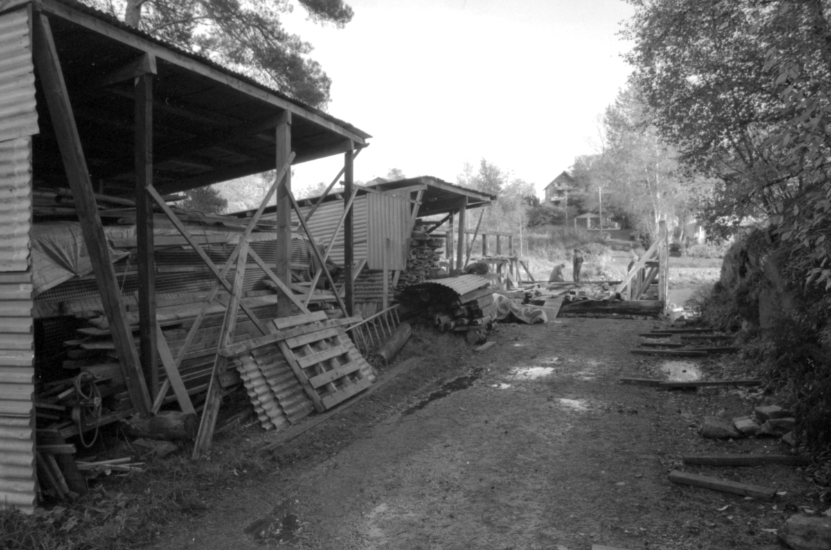 Dokumentasjonsbilder i serie fra gjenoppføringa av Larsnesbua, også kallt Seljeset-buda på Sunnmøre Museum, februar 1992. Einar Fagerli er arbeidsleiar for arbeidet, og det er gjennom "Arbeid for trygd"- ordninga ein har fått folk til arbeidet.