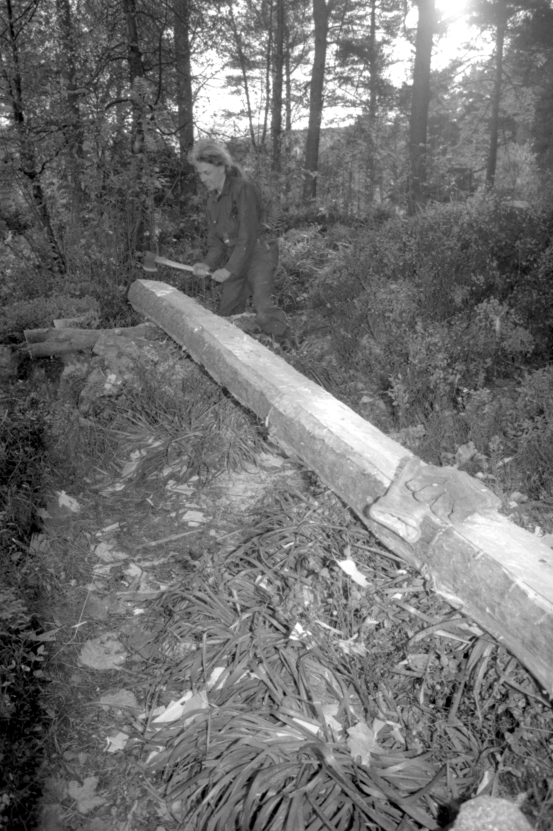 Dokumentasjonsbilder i serie fra gjenoppføringa av Larsnesbua, også kallt Seljeset-buda på Sunnmøre Museum, februar 1992. Einar Fagerli er arbeidsleiar for arbeidet, og det er gjennom "Arbeid for trygd"- ordninga ein har fått folk til arbeidet.