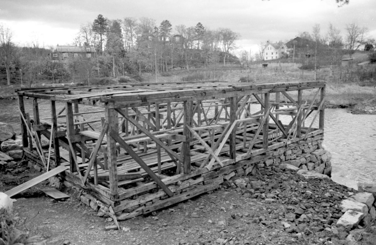 Dokumentasjonsbilder i serie fra gjenoppføringa av Larsnesbua, også kallt Seljeset-buda på Sunnmøre Museum, februar 1992. Einar Fagerli er arbeidsleiar for arbeidet, og det er gjennom "Arbeid for trygd"- ordninga ein har fått folk til arbeidet.