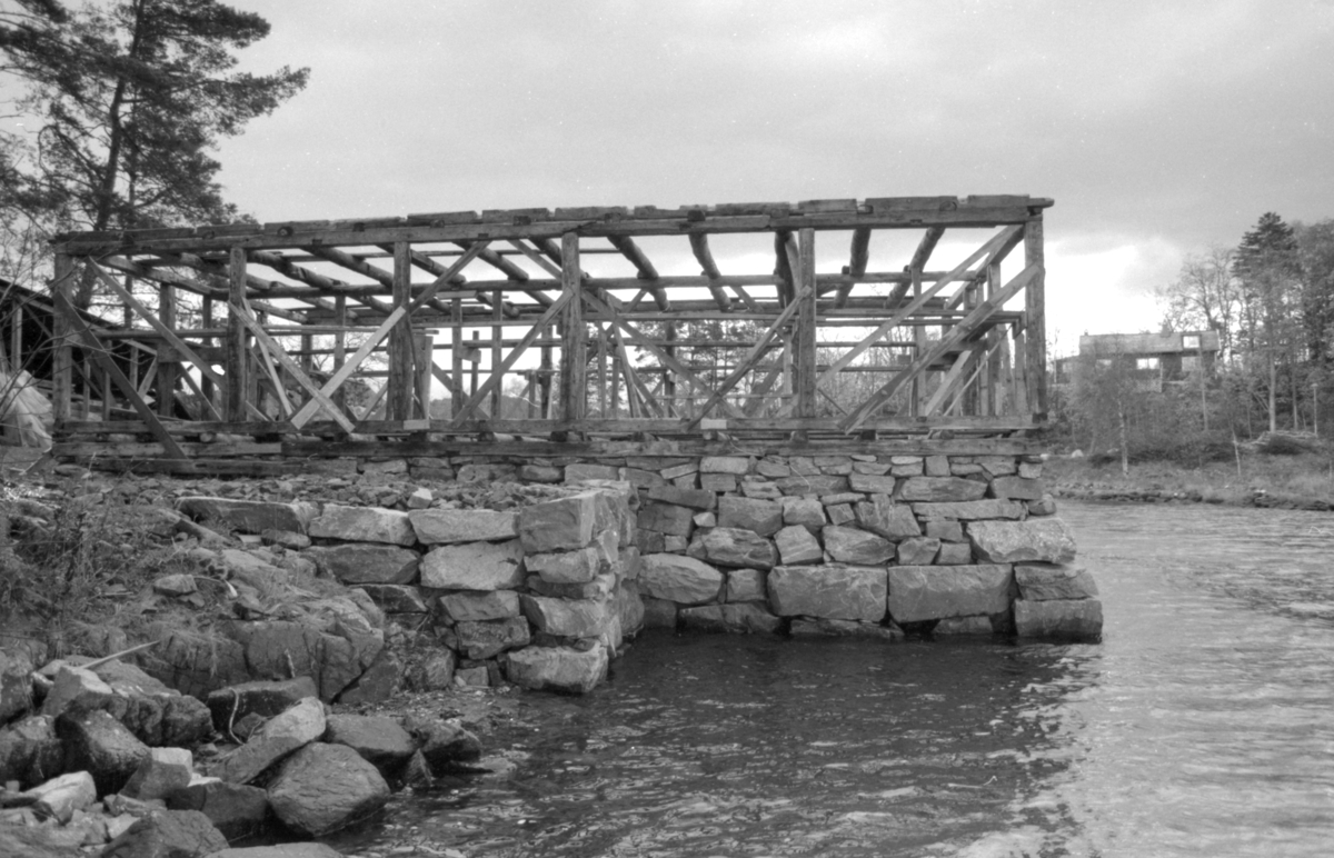 Dokumentasjonsbilder i serie fra gjenoppføringa av Larsnesbua, også kallt Seljeset-buda på Sunnmøre Museum, februar 1992. Einar Fagerli er arbeidsleiar for arbeidet, og det er gjennom "Arbeid for trygd"- ordninga ein har fått folk til arbeidet.