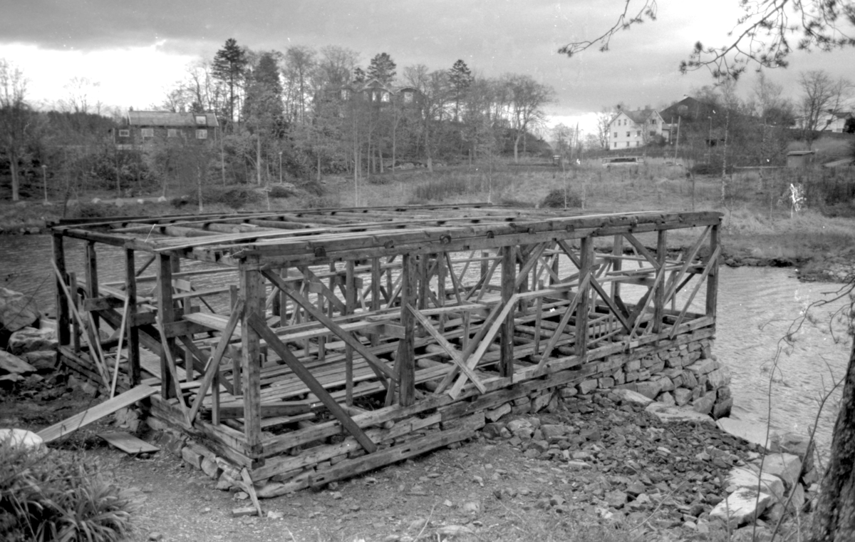 Dokumentasjonsbilder i serie fra gjenoppføringa av Larsnesbua, også kallt Seljeset-buda på Sunnmøre Museum, februar 1992. Einar Fagerli er arbeidsleiar for arbeidet, og det er gjennom "Arbeid for trygd"- ordninga ein har fått folk til arbeidet.