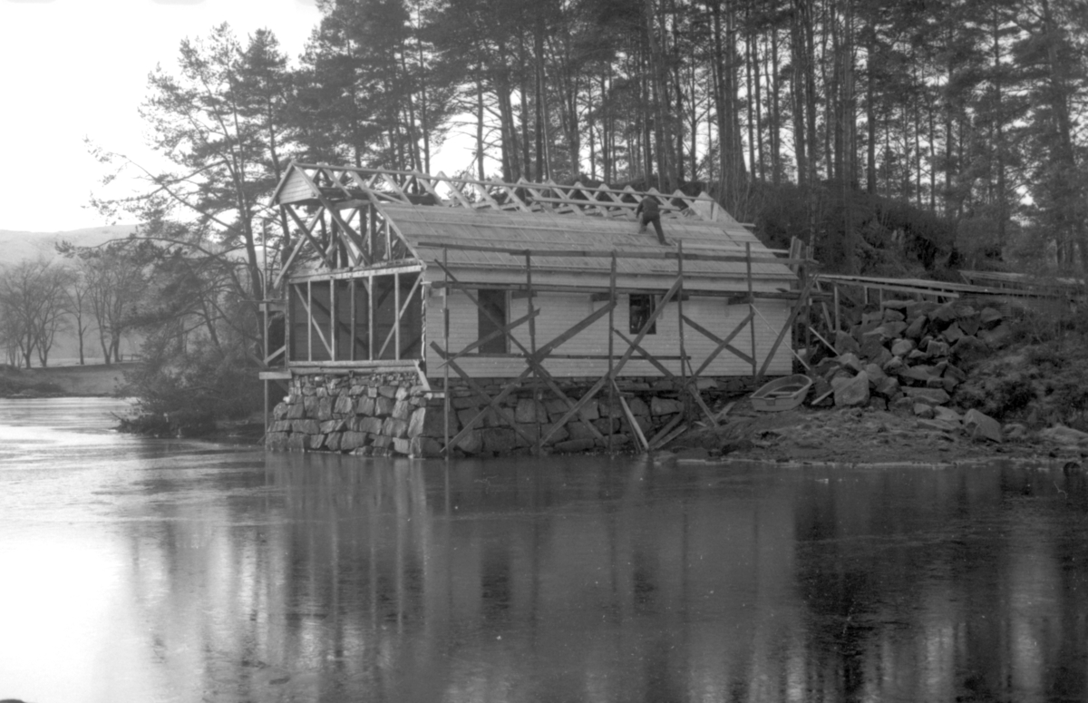 Dokumentasjonsbilder i serie fra gjenoppføringa av Larsnesbua, også kallt Seljeset-buda på Sunnmøre Museum, februar 1992. Einar Fagerli er arbeidsleiar for arbeidet, og det er gjennom "Arbeid for trygd"- ordninga ein har fått folk til arbeidet.