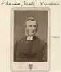 Enligt påskrift porträtt av kyrkoherde Adolf Ölander. Av detta tolkat föreställa Adolf Fredrik Ölander, starkt knuten till Svanshals. Född i socknen 1820 och vidare dess kyrkoherde från 1871 till sin död 1890. Före utnämnadet hade han från 1854 varit i tjänst som lärare vid Linköpings gymnasium och vidare stadens läroverk. Från 1855 gift med Elin Maria Arosenius.