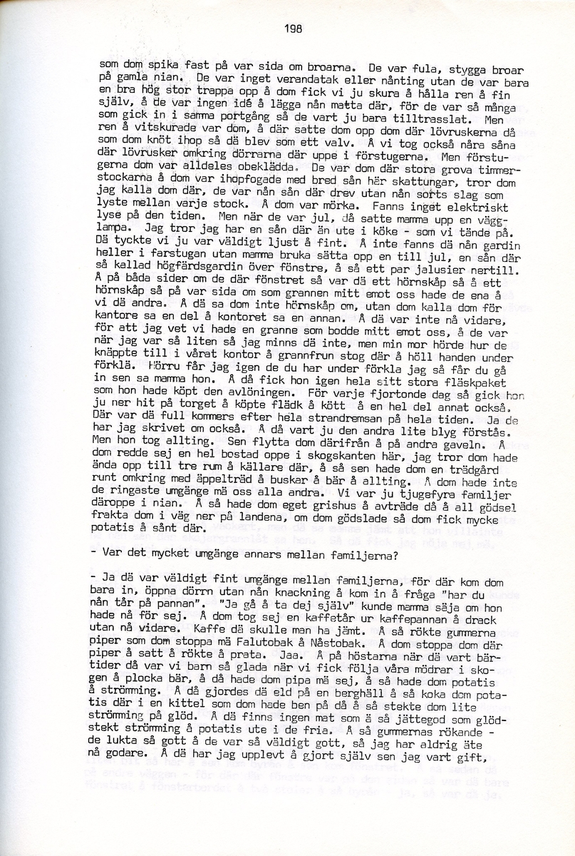 Maria Bäckman, född 1898, berättar om sina minnen från Iggesund, Hälsingland. Intervjun är utförd av Barbro Bursell 1971.