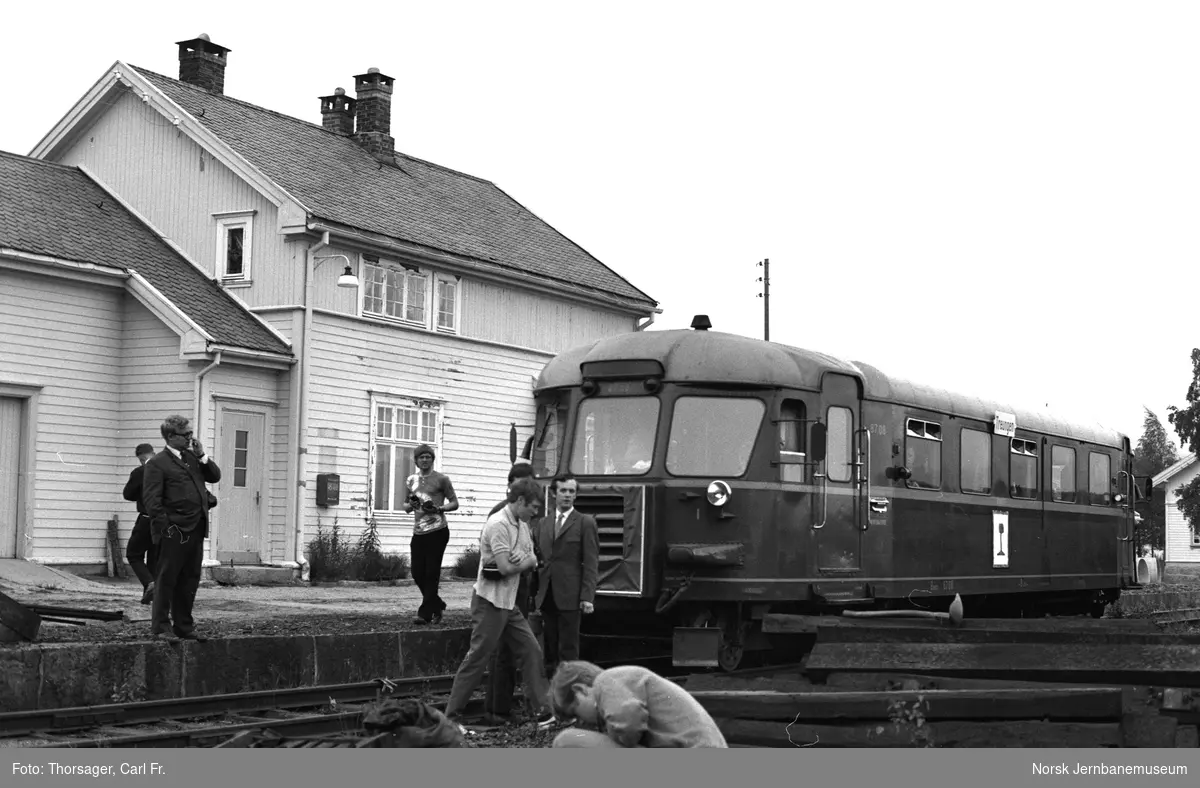 Dieselmotorvogn BM 87 08 på nedlagte Simonstad stasjon