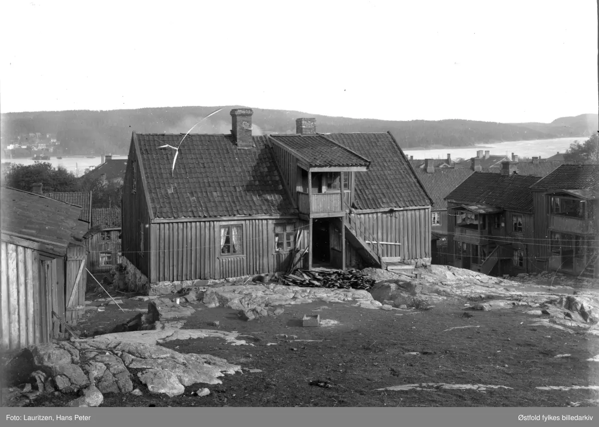 Hjemmet til fotograf Hans Peter Lauritzen og familie. Vincents Buddes gate på Hollenderbjerget i Moss  ca. 1910-30. Alle gårdene ble revet i 1968 da høyhuset skulle bygges.