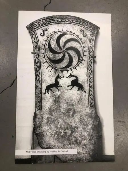 Stein med motiv av hestekamp og solskive fra Gotland