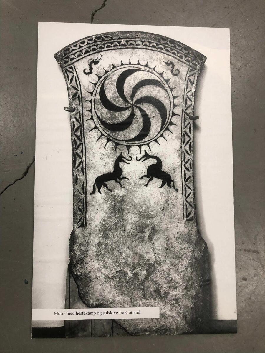 Stein med motiv av hestekamp og solskive fra Gotland