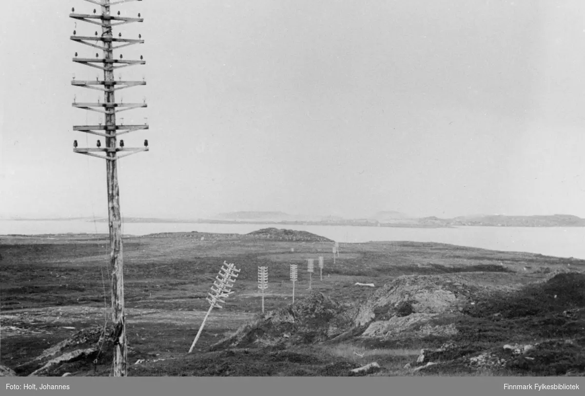 Bussesundet mellom Vardø og fastlandet, 1946. Vi ser telegrafstolper.