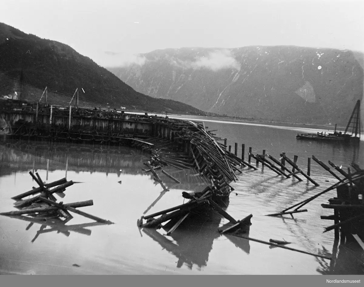 LKABs kullkai etter stormen i 1901. Vi ser kaia i forgrunnen med fjell og Fagernes i bakgrunnen. Materialer spredt omkring.