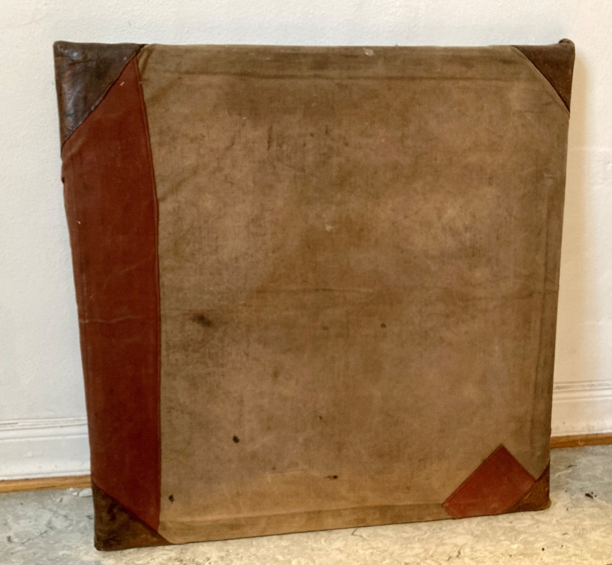 Sammeleggbart tegnebrett med treibeint stativ til feltbruk. Brettet oppbevares i en skinnransel. Brettet er en kvadratisk treplate med med et oppspent lerretsstoff på den ene siden. 

Skissepapiret kan festes til lerretet med nåler eller stifter. Brettet kan festes til en sammenleggbart og regulerbart stativ med tre bein. Festeanordning i messing. Beinene har messingspisser i endene.