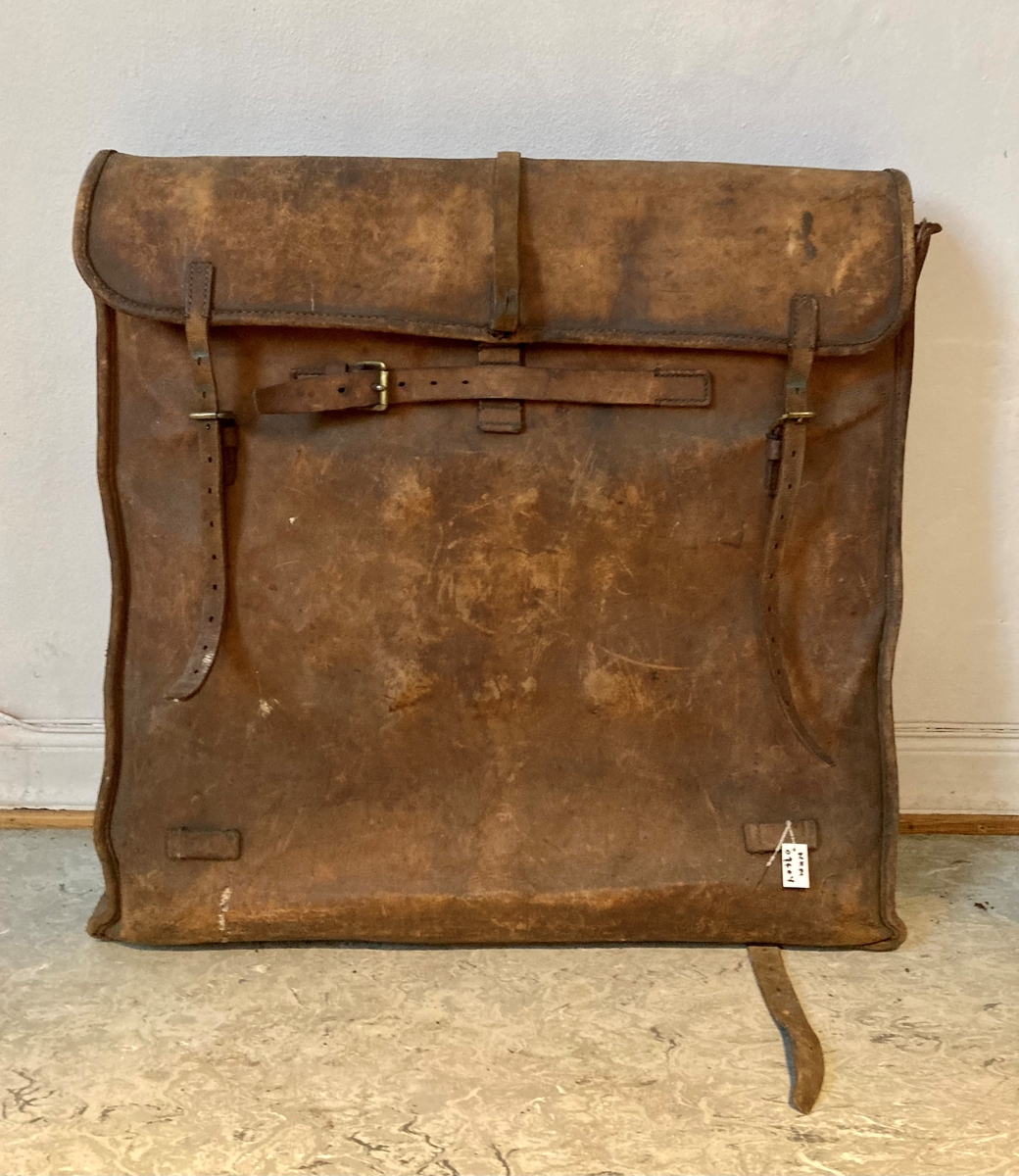 Sammeleggbart tegnebrett med treibeint stativ til feltbruk. Brettet oppbevares i en skinnransel. Brettet er en kvadratisk treplate med med et oppspent lerretsstoff på den ene siden. 

Skissepapiret kan festes til lerretet med nåler eller stifter. Brettet kan festes til en sammenleggbart og regulerbart stativ med tre bein. Festeanordning i messing. Beinene har messingspisser i endene.