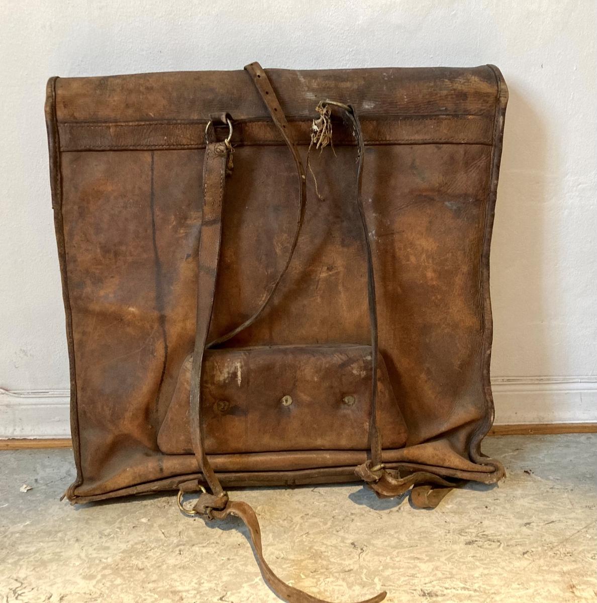 Sammeleggbart tegnebrett med treibeint stativ til feltbruk. Brettet oppbevares i en skinnransel. Brettet er en kvadratisk treplate med med et oppspent lerretsstoff på den ene siden. 

Skissepapiret kan festes til lerretet med nåler eller stifter. Brettet kan festes til en sammenleggbart og regulerbart stativ med tre bein. Festeanordning i messing. Beinene har messingspisser i endene.