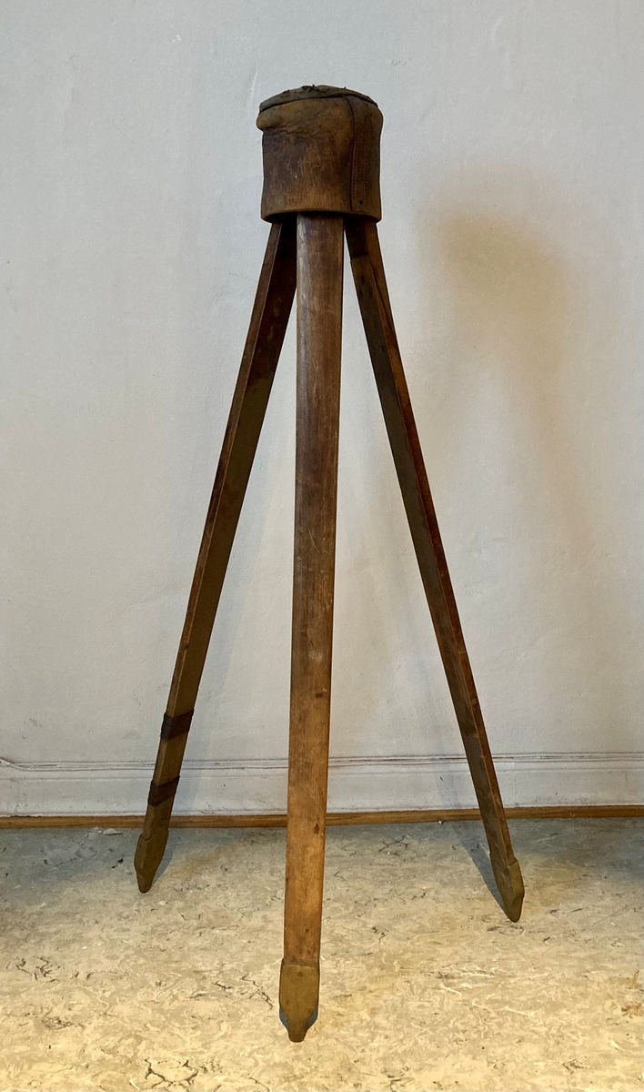 Sammeleggbart tegnebrett med treibeint stativ til feltbruk. Brettet oppbevares i en skinnransel. Brettet er en kvadratisk treplate med med et oppspent lerretsstoff på den ene siden. 

Skissepapiret kan festes til lerretet med nåler eller stifter. Brettet kan festes til en sammenleggbart og regulerbart stativ med tre bein. Festeanordning i messing. Beinene har messingspisser i endene.