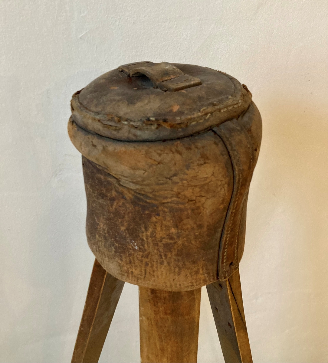 Sammeleggbart tegnebrett med treibeint stativ til feltbruk. Brettet oppbevares i en skinnransel. Brettet er en kvadratisk treplate med med et oppspent lerretsstoff på den ene siden. 

Skissepapiret kan festes til lerretet med nåler eller stifter. Brettet kan festes til en sammenleggbart og regulerbart stativ med tre bein. Festeanordning i messing. Beinene har messingspisser i endene.