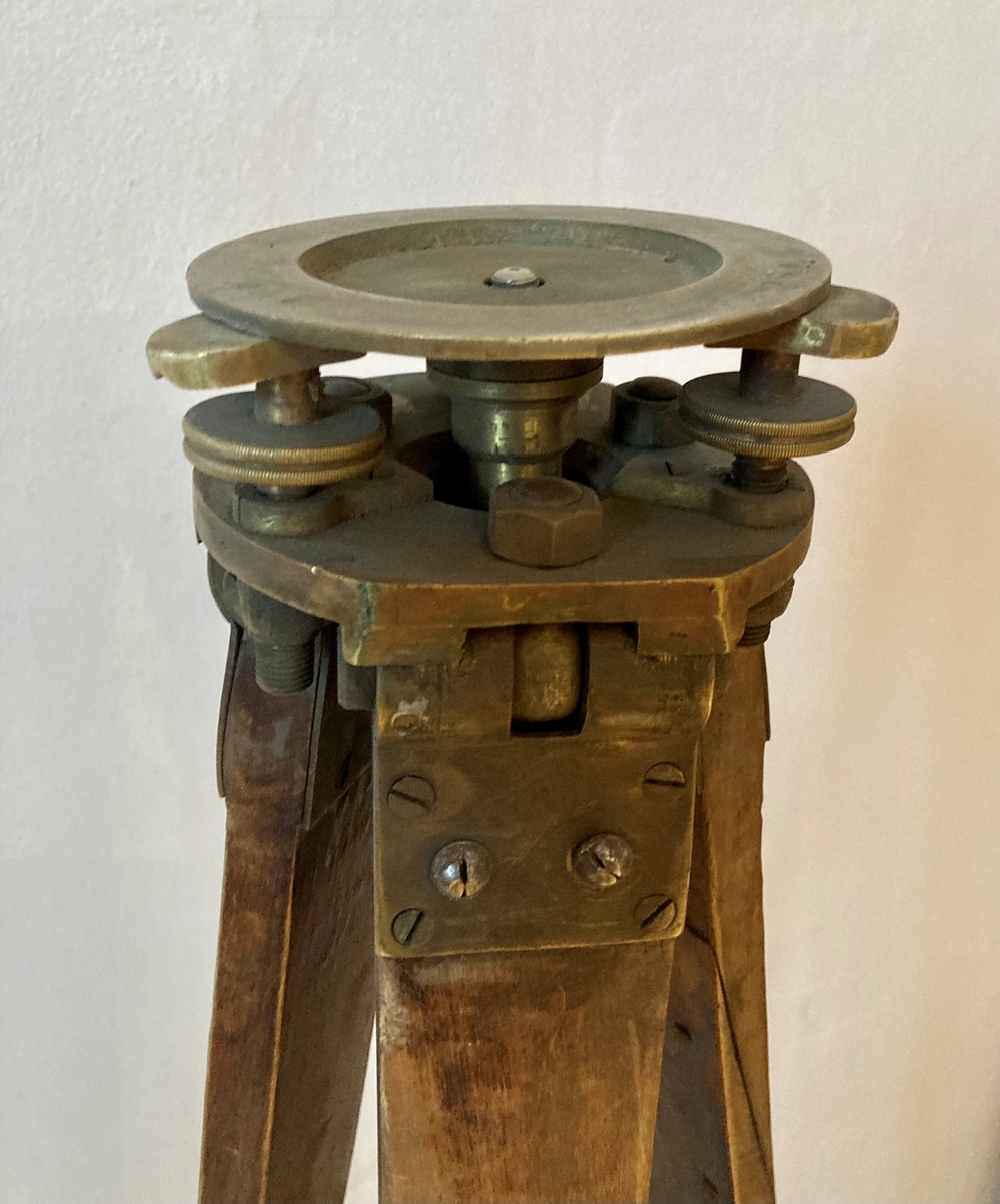 Sammeleggbart tegnebrett med treibeint stativ til feltbruk. Brettet oppbevares i en skinnransel. Brettet er en kvadratisk treplate med med et oppspent lerretsstoff på den ene siden. 

Skissepapiret kan festes til lerretet med nåler eller stifter. Brettet kan festes til en sammenleggbart og regulerbart stativ med tre bein. Festeanordning i messing. Beinene har messingspisser i endene.