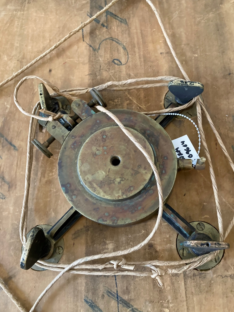 Sammeleggbart tegnebrett med treibeint stativ til feltbruk. Brettet oppbevares i en skinnransel. Brettet er en kvadratisk treplate med med et oppspent lerretsstoff på den ene siden. 

Skissepapiret kan festes til lerretet med nåler eller stifter. Brettet kan festes til en sammenleggbart og regulerbart stativ med tre bein. Festeanordning i messing. Beinene har messingspisser i endene.