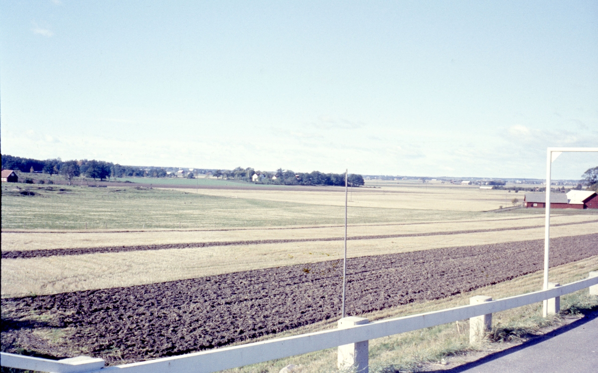 Skäggetorp är en stadsdel i Linköping. Den uppfördes på 1960- 1970-talet. Bebyggelsen är både bostadsrätter och hyreshus som alla är uppbyggda runt ett stort centrum. Här finns affärer, kontorshus, bibliotek, kyrka m.m. Kulturhuset Agora, som ligger i Skäggetorp, invigdes 2019. Där finns bl.a. bibliotek och plats för kreativitet som konst. Bilden är tagen år 1957 och fotografen står på Bergsvägen. Stadsdelen Skäggetorp är ännu inte byggt.