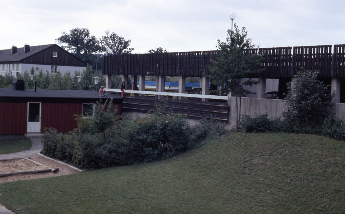 Kvarteret Gasellen i stadsdelen Skäggetorp. Skäggetorp är en stadsdel i Linköping. Den uppfördes på 1960- 1970-talet. Bebyggelsen är både bostadsrätter och hyreshus som alla är uppbyggda runt ett stort centrum. Här finns affärer, kontorshus, bibliotek, kyrka m.m. Kulturhuset Agora, som ligger i Skäggetorp, invigdes 2019. Där finns bl.a. bibliotek och plats för kreativitet som konst.