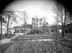 Tvåvånings fabriksbyggnad med ett torn på tre våningar, Lindbacka Läderfabrik och Kvarn.
Fabrikör Carl Gillberg