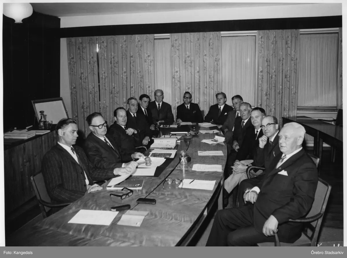 Kommunalnämnden

Från vänster: Kommunalingenjör David Erixon, ordförande Sigvard Edlund, Kommunalkamrer Arnold Klingborg, Carl Hult, Henrik Strömberg, Håkan Larsson, Lennart Pettersson, Lennart Klingberg, Karl Gustav Rosander, Agard Larsson, Edvard Persson, Bengt Malm, Einar Pettersson.