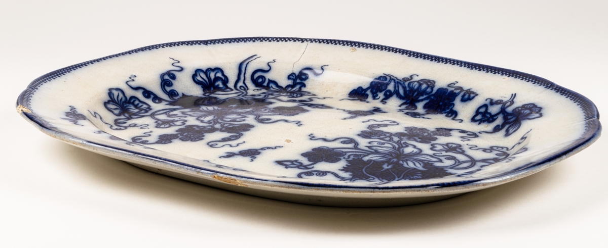 Stekfat, Gustafsberg, vitt med dekor i flytande blått.