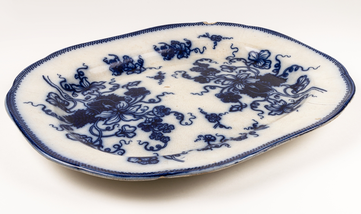 Stekfat, Gustafsberg, vitt med dekor i flytande blått.