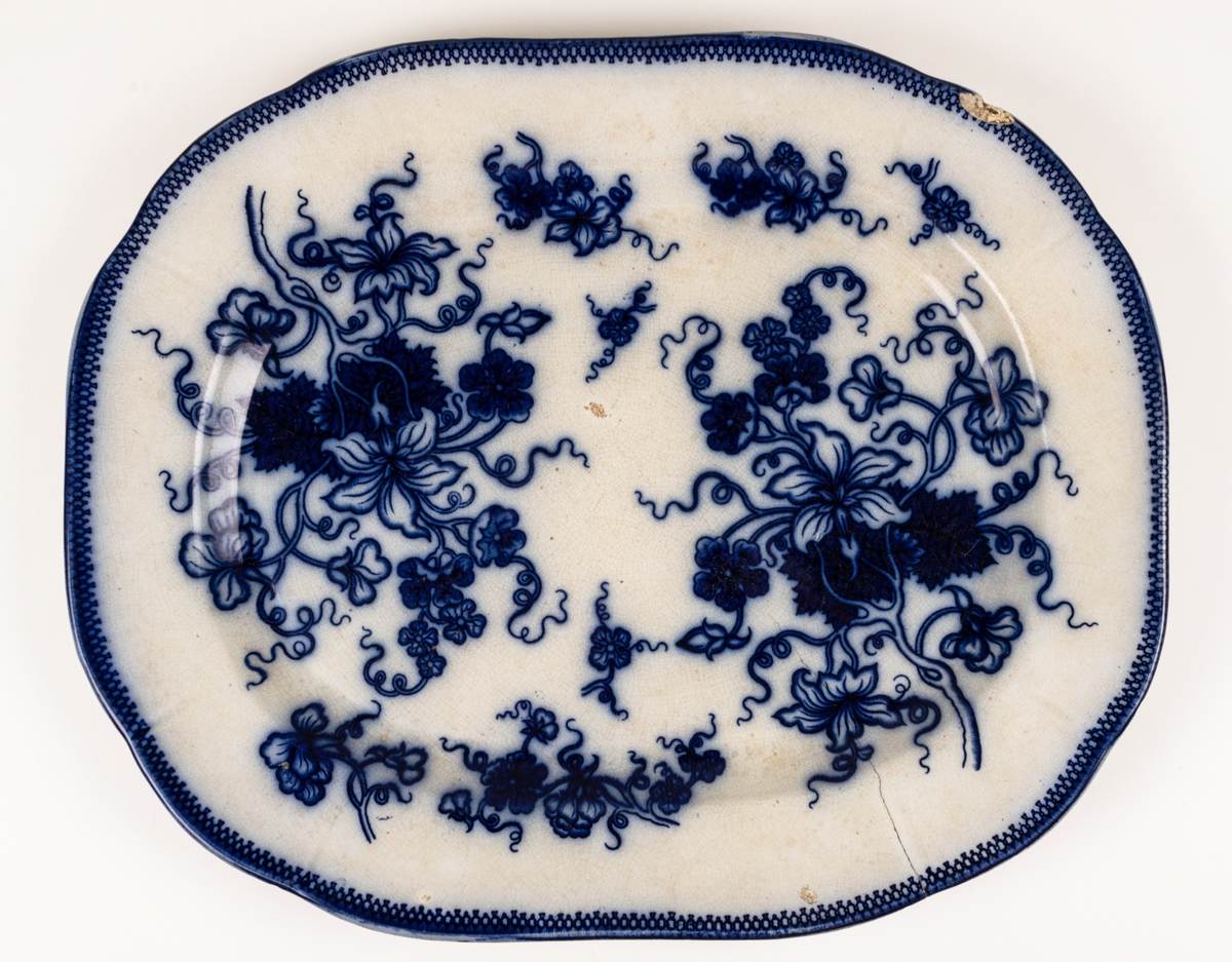 Stekfat, Gustafsberg, vitt med dekor i flytande blått.