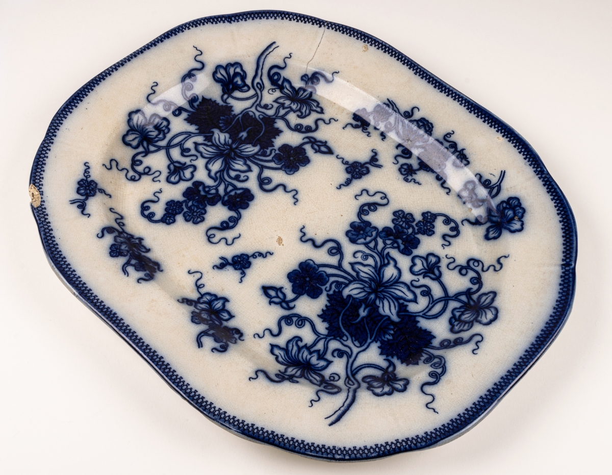 Stekfat, Gustafsberg, vitt med dekor i flytande blått.