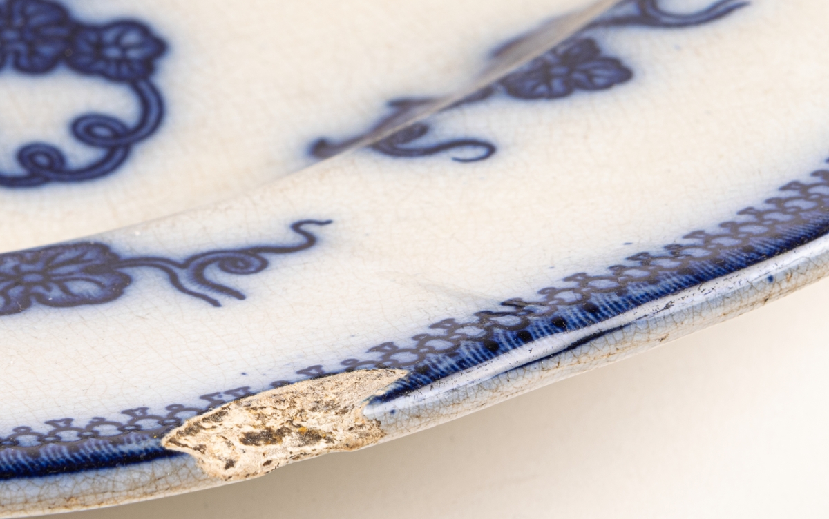 Stekfat, Gustafsberg, vitt med dekor i flytande blått.