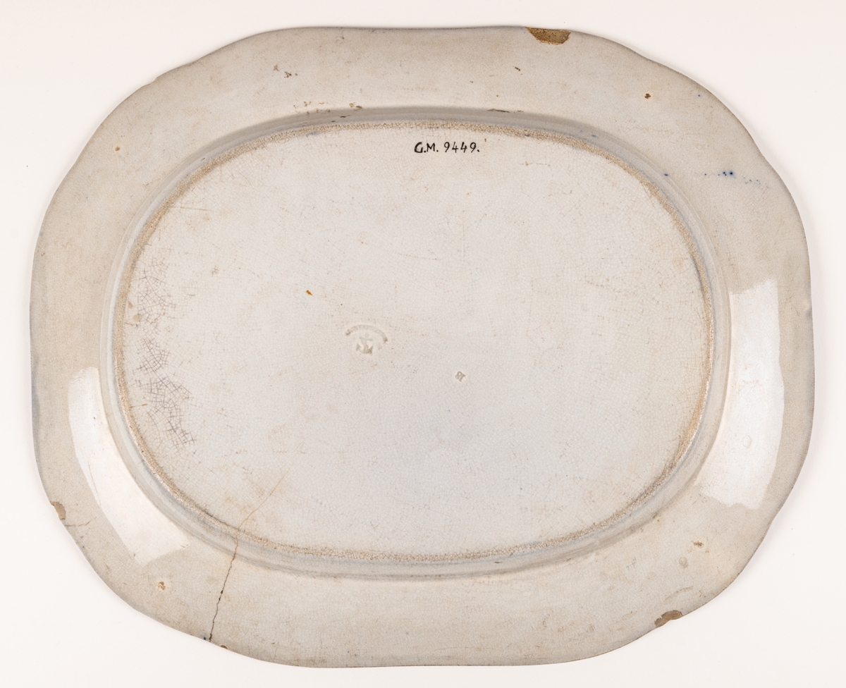 Stekfat, Gustafsberg, vitt med dekor i flytande blått.