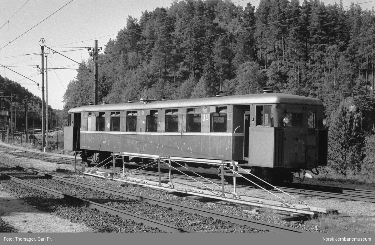 Setesdalsbanens motorvogn litra Cmbo 1 nr. 2672 på Grovane