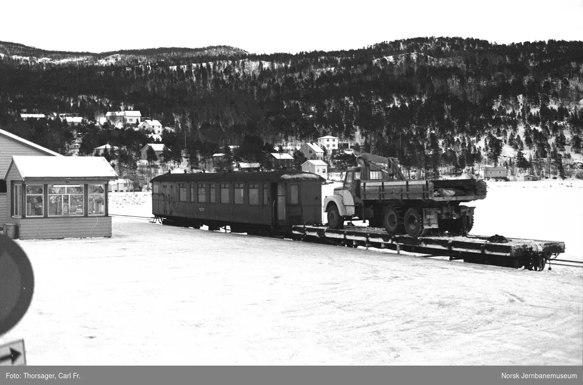 Sulitjelmabanens personvogn litra BFo nr. 7 og plattformvogn litra T for biltransport på Finneid stasjon