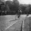 Cykeltävling i Huskvarna i bakgrunden ser man Husqvarna fabriken. År 1956